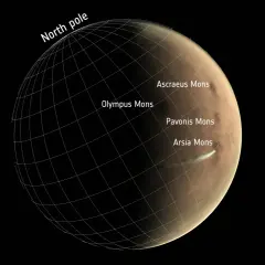 Mars norra pol med en rutnätsmarkering. De tre stora vulkanerna Ascraeus Mons, Olympus Mons och Pavonis Mons syns, liksom Arsia Mons med en molnstrimma.