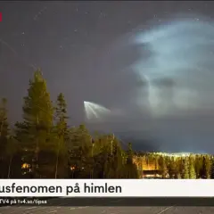 Ett mystiskt ljusfenomen på himlen över Sverige, med moln som lyser upp natten.