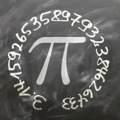 Pi-symbol med siffror runt om på en griffeltavla, perfekt för internationella pi dagen.