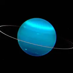 Uranus, en blå planet med svaga, tunna cirklar runt sig i rymdens mörker.