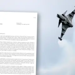 Saab Gripen-plan som flyger i luften. Ett brev från Saab om ett potentiellt Saab space-projekt.