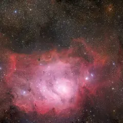 Lagoonnebulosan lysande rosa gasmoln och stjärnor, en kosmisk oas.