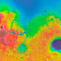 Färgkodad topografisk karta över Mars, visar höjdskillnader. Ett dygn på Mars avslöjar vulkaner och kratrar i olika färger.