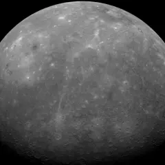 Merkurius, en kraterfylld värld, visar upp sin yta. Denna planet har inga egna månar, så frågan "hur många månar har Merkurius" besvaras med noll.