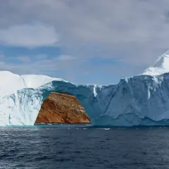 Enorm isberg med en båge, som visar hur mycket vatten som finns på jorden.