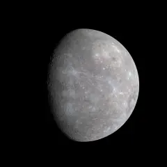Merkurius, vilken planet är minst, med sin kratertäckta yta mot den svarta rymden.