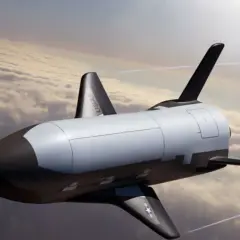 En futuristisk rymdfärja, en drömfångare, flyger högt över molnen.