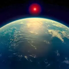 En glödande röd stjärna lyser över en blågrön jord sett från rymden, en påminnelse om jordens ålder och dess plats i universum.