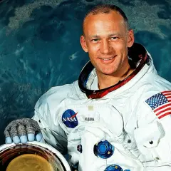 Buzz Aldrin, en svensk astronaut, poserar framför månen i sin rymddräkt.