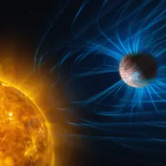 Solens glödande yta och Saturnus med sitt magnetfält. Bilden illustrerar solens enorma energi och avståndet från solen till Saturnus.