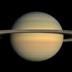 Saturn med sina ringar. Man undrar hur många ringar har saturnus, men det är svårt att räkna dem alla.