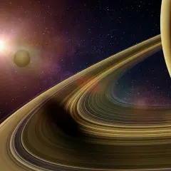 Saturnus ringar glittrar i solljuset, en måne svävar i bakgrunden bland stjärnorna.