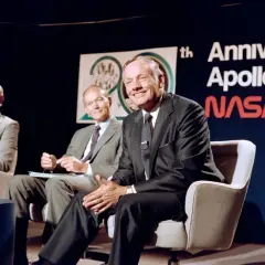Buzz Aldrin och Neil Armstrong, hjältar från månlandningen, ler vid Apollo 11-jubileum.