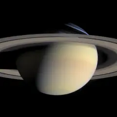 Saturnus med sina ringar, där nattsidan visar den kalla saturnus temperatur.