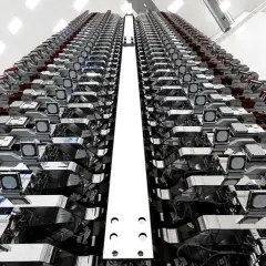 Rader av Elon Musks satelliter, redo för uppskjutning. En imponerande syn av framtidens internet.