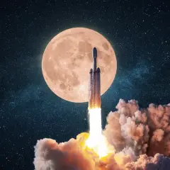 En raket skjuter upp mot en stor, orange måne mot en stjärnklar himmel. Undrar hur lång tid det tar att åka till månen?