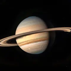 Saturnus med sina ringar, en majestätisk syn som ger en uppfattning om planetens enorma diameter.