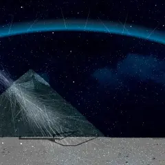 En pyramid under en stjärnklar himmel, med ljusstrålar som strömmar ner och bildar ett nätverk, likt det kosmiska nätet.