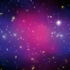 Enormt mörkt universum fyllt av galaxer, med en rosa och blå nebulosa i mitten.