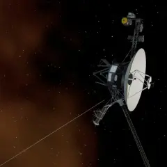 Voyager-sonden svävar i rymden, en ensam utforskare som ställer frågan: finns det ljud i rymden? Dess parabolantenn är riktad mot stjärnorna.