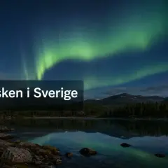 Grön norrsken dansar över en spegelblank sjö i Sverige, en vacker effekt av en geomagnetisk storm.