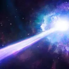 En stråle av laddade partiklar skjuter ut från en ljus, blå och lila nebulosa i rymden.