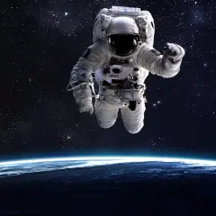 En astronaut svävar fritt i rymden, med jorden synlig under.