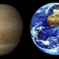 Venus atmosfär, en virvlande brunaktig planet, jämförs med en blå och grön jord.