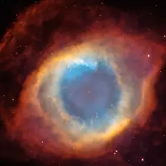 Enormt kosmiskt öga av gas och stoft, en **veil nebula** som lyser i blått, gult och rött.