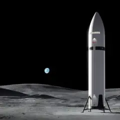 En raket från Artemis 3-programmet står på månens yta. Jorden syns som en blå marmorkula i den svarta rymden.