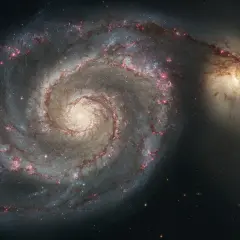 Två kolliderande galaxer, M51 och dess följeslagare. Deras namn är en del av universums fascinerande galaxer namn.