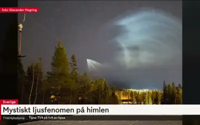 Ett mystiskt ljusfenomen på himlen över Sverige, med moln som lyser upp natten.