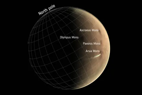 Mars norra pol med en rutnätsmarkering. De tre stora vulkanerna Ascraeus Mons, Olympus Mons och Pavonis Mons syns, liksom Arsia Mons med en molnstrimma.