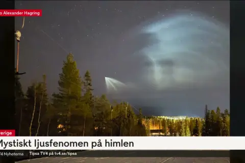 Ett mystiskt ljusfenomen på himlen över Sverige, med moln som lyser upp natten.