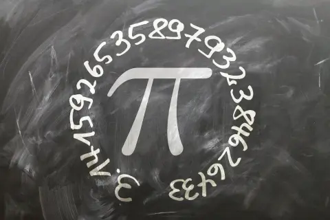 Pi-symbol med siffror runt om på en griffeltavla, perfekt för internationella pi dagen.