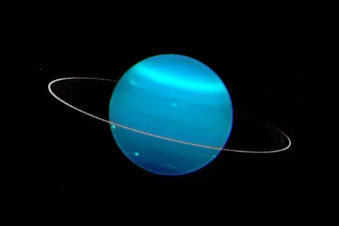 Uranus, en blå planet med svaga, tunna cirklar runt sig i rymdens mörker.
