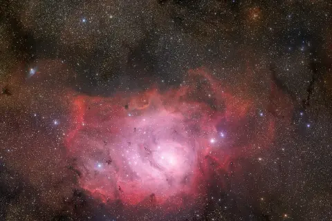Lagoonnebulosan lysande rosa gasmoln och stjärnor, en kosmisk oas.