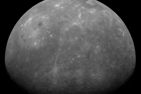 Merkurius, en kraterfylld värld, visar upp sin yta. Denna planet har inga egna månar, så frågan "hur många månar har Merkurius" besvaras med noll.