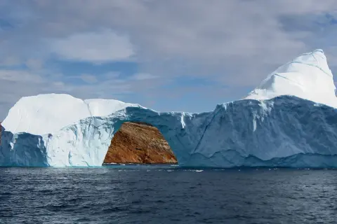 Enorm isberg med en båge, som visar hur mycket vatten som finns på jorden.