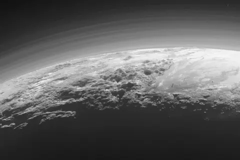 Pluto med dess karga, isiga landskap och tunna atmosfär, en ny horisont av upptäckter.
