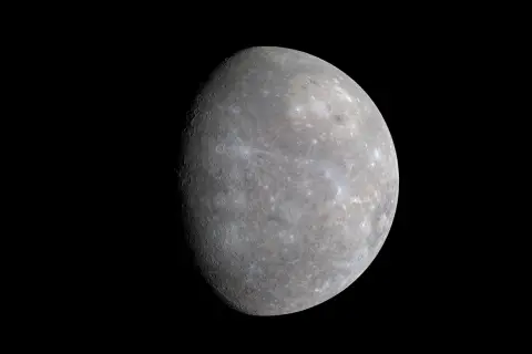 Merkurius, vilken planet är minst, med sin kratertäckta yta mot den svarta rymden.