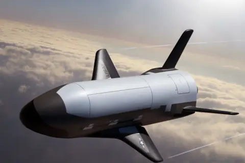 En futuristisk rymdfärja, en drömfångare, flyger högt över molnen.