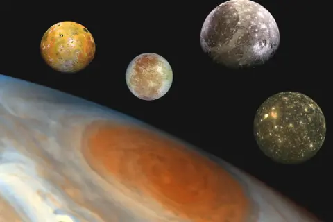 Jupiters fyra största månar – Io, Europa, Ganymedes och Callisto – kretsar runt den gigantiska gasplaneten.