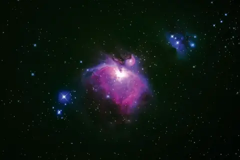 Orionnebulosan lyser i lila och rosa, omgiven av stjärnor. Kanske är universum oändligt, med fler sådana skönheter bortom vår syn.