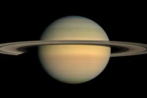 Saturn med sina ringar. Man undrar hur många ringar har saturnus, men det är svårt att räkna dem alla.