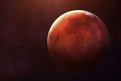 En rymdfarkost närmar sig Mars, den röda planeten, med stjärnor som glittrar i bakgrunden.