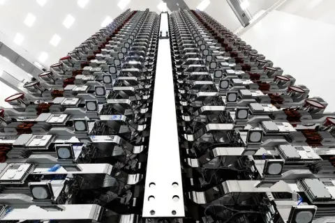 Rader av Elon Musks satelliter, redo för uppskjutning. En imponerande syn av framtidens internet.