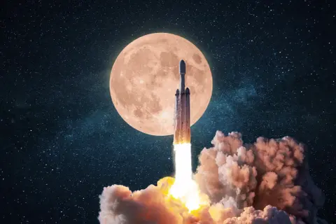 En raket skjuter upp mot en stor, orange måne mot en stjärnklar himmel. Undrar hur lång tid det tar att åka till månen?