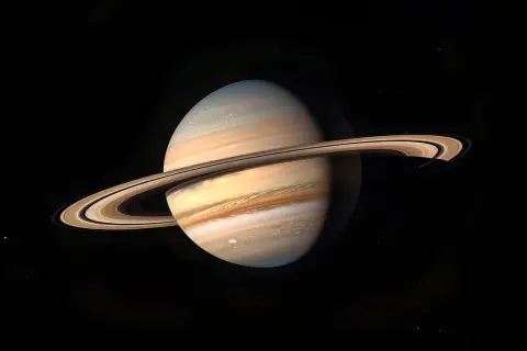 Saturnus med sina ringar, en majestätisk syn som ger en uppfattning om planetens enorma diameter.