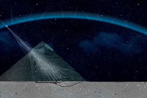 En pyramid under en stjärnklar himmel, med ljusstrålar som strömmar ner och bildar ett nätverk, likt det kosmiska nätet.